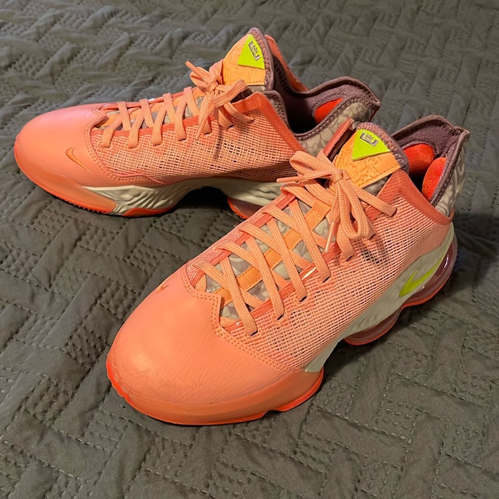 Basketball shoes